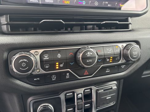 Used 2025 Jeep Gladiator Sport AWD/4WD image 18