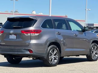 Used 2017 Toyota Highlander LE w/ Carpet Mat Package AWD/4WD video 2