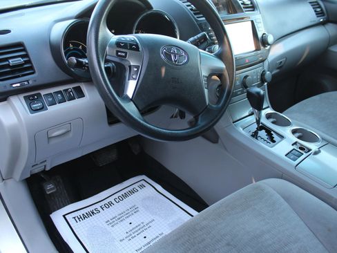 Used 2011 Toyota Highlander Hybrid w/ Cold Weather Pkg image 11