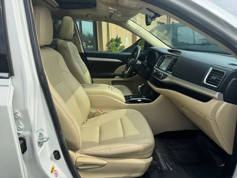 Used 2016 Toyota Highlander XLE AWD/4WD image 25
