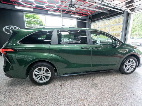 Used 2024 Toyota Sienna Limited AWD/4WD image 4