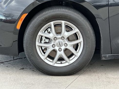 Used 2023 Chrysler Voyager LX image 26