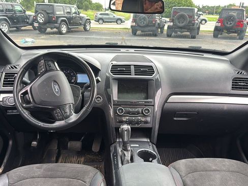 Used 2018 Ford Explorer XLT w/ Equipment Group 202A AWD/4WD image 3