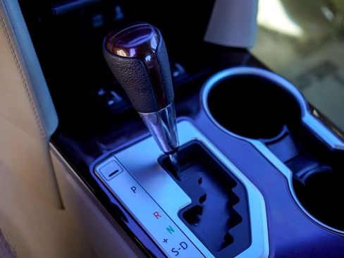 Used 2012 Toyota Camry XLE w/ Leather Pkg image 15