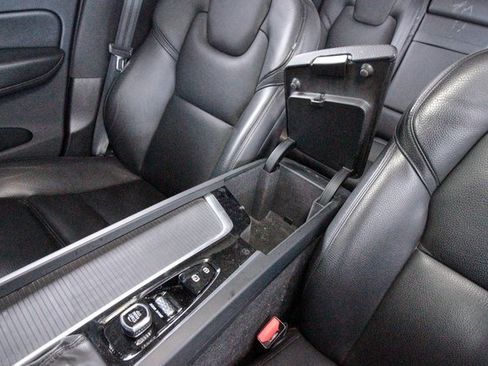 Used 2019 Volvo XC60 T5 Momentum w/ Premium Package image 12