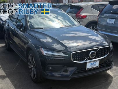 New 2025 Volvo V60 B5 Cross Country Plus w/ Protection Package Premier