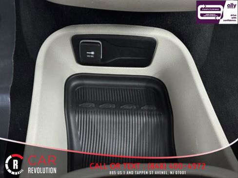 Used 2023 Chrysler Pacifica Touring-L FWD image 37