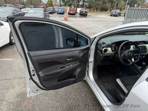 Used 2022 Nissan Versa SV FWD image 9
