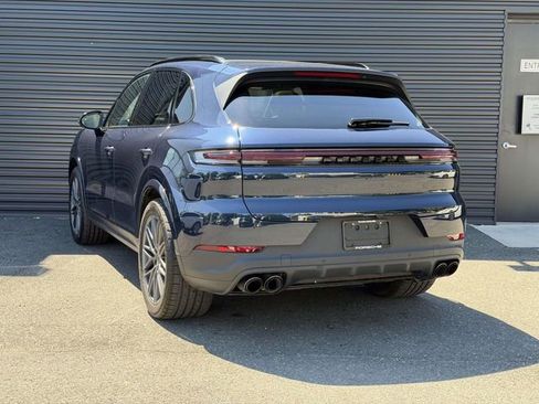 Used 2024 Porsche Cayenne AWD/4WD image 4