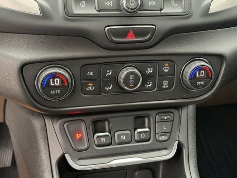 Used 2020 GMC Terrain SLE w/ Driver Convenience Package AWD/4WD image 16