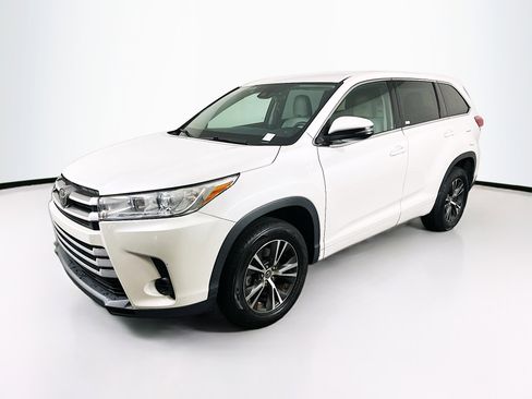 Used 2018 Toyota Highlander LE image 3