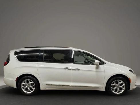 Used 2017 Chrysler Pacifica Touring-L w/ Tire & Wheel Group FWD image 6