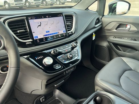 New 2025 Chrysler Pacifica Select image 10