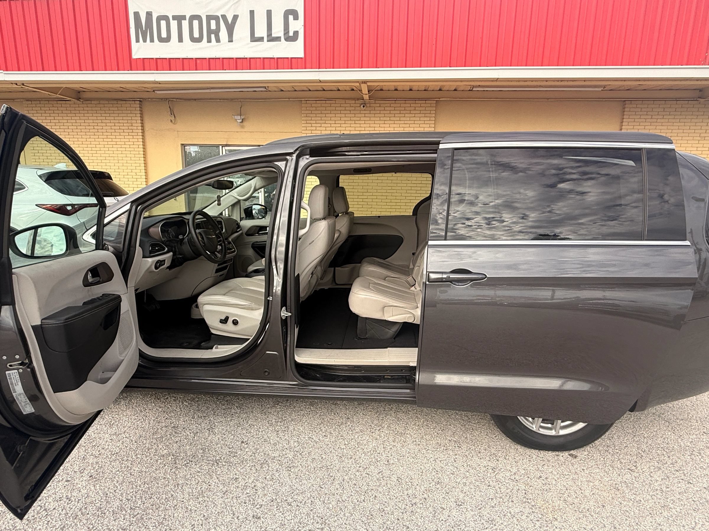 Used 2021 Chrysler Voyager Lxi FWD image 5
