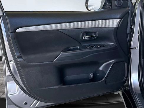 Used 2018 Mitsubishi Outlander FWD image 17
