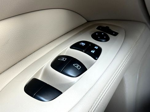 Used 2018 Nissan Pathfinder SV image 20