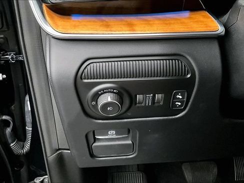 Used 2025 Jeep Grand Wagoneer L Series III w/ Rear-Seat Entertainment Group AWD/4WD image 31
