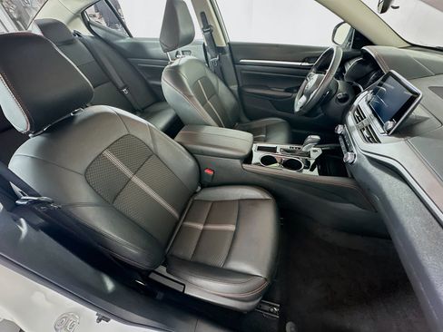Used 2024 Nissan Altima 2.5 SR FWD image 28
