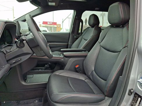 Used 2025 Toyota Sienna XSE FWD image 14