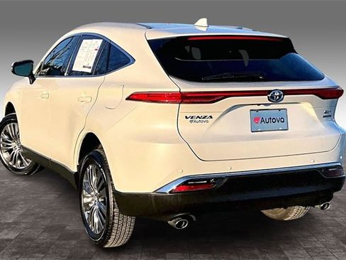 Used 2022 Toyota Venza XLE image 4