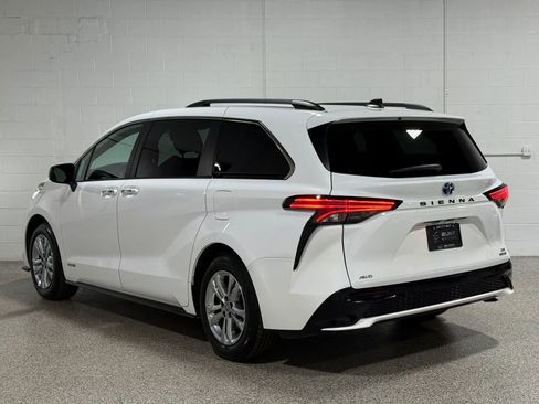 Used 2021 Toyota Sienna XSE w/ XSE Plus Package image 7