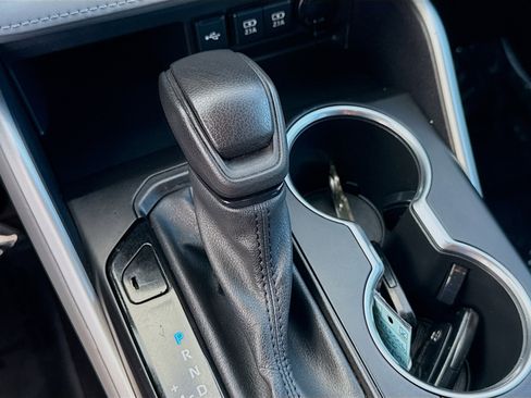 Used 2020 Toyota Highlander L image 15