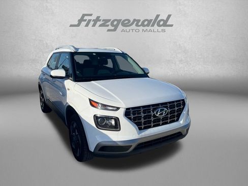 Used 2025 Hyundai Venue SEL FWD image 2