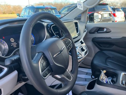 Used 2024 Chrysler Pacifica Touring-L image 9