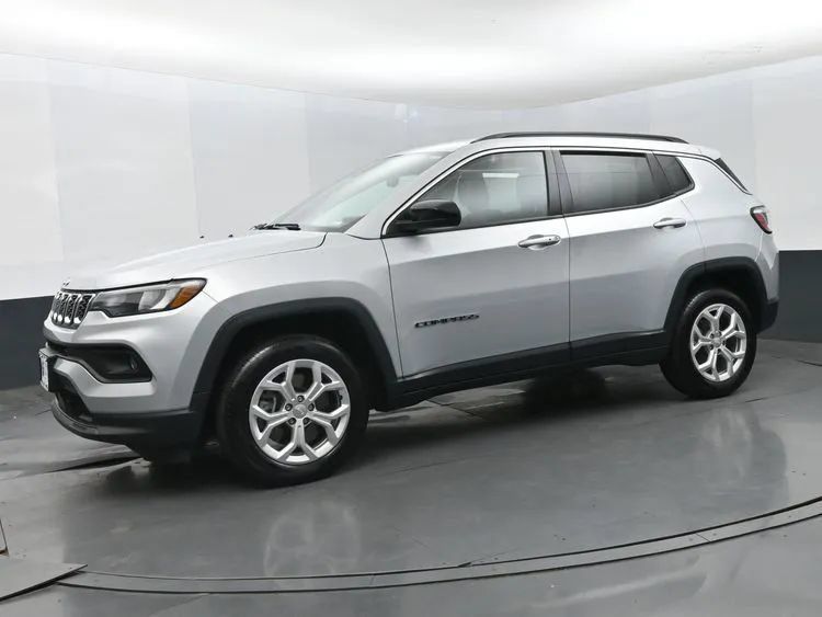 Used 2024 Jeep Compass Latitude AWD/4WD image 5