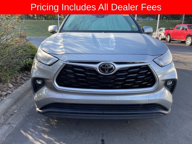 Used 2021 Toyota Highlander LE AWD/4WD image 12