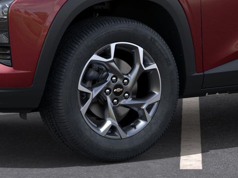 Used 2025 Chevrolet Trax LT FWD image 9