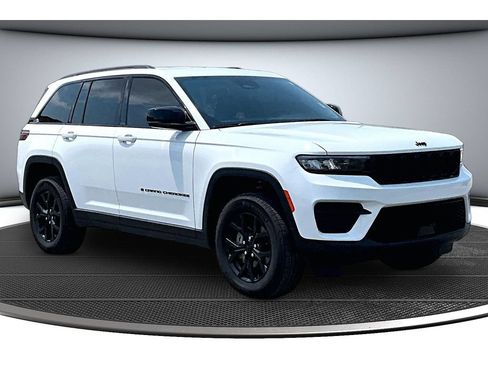 Used 2025 Jeep Grand Cherokee Altitude RWD image 13