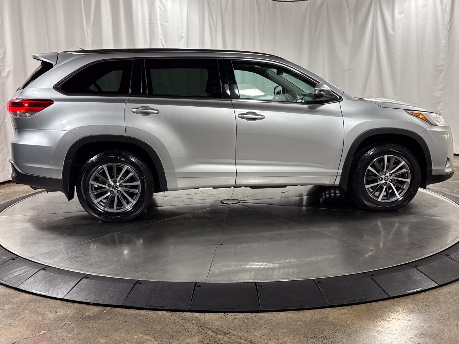Used 2017 Toyota Highlander XLE AWD/4WD image 6