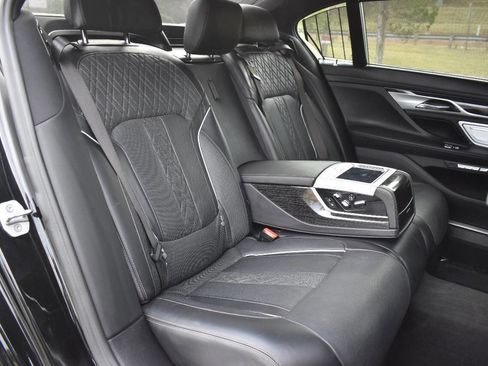 Used 2018 BMW 750i xDrive image 21