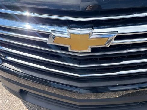 Used 2023 Chevrolet Traverse LT FWD image 9
