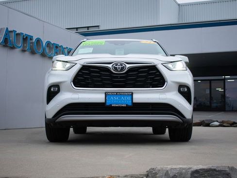 Used 2024 Toyota Highlander Limited image 3