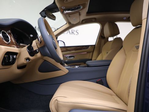 Used 2023 Bentley Bentayga image 17
