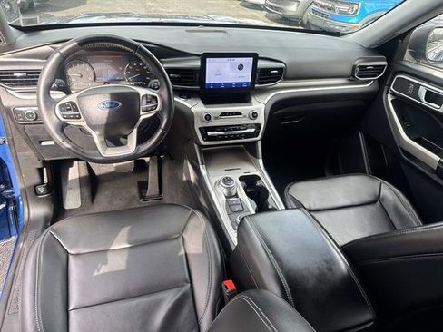Used 2022 Ford Explorer XLT w/ Equipment Group 202A image 10