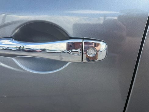 Used 2018 Nissan Pathfinder SL w/ SL Premium Package FWD image 16
