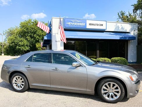 Used 2011 Chrysler 300 Limited RWD image 16