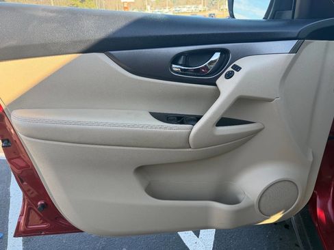 Used 2015 Nissan Rogue SV w/ SV Premium Package image 10