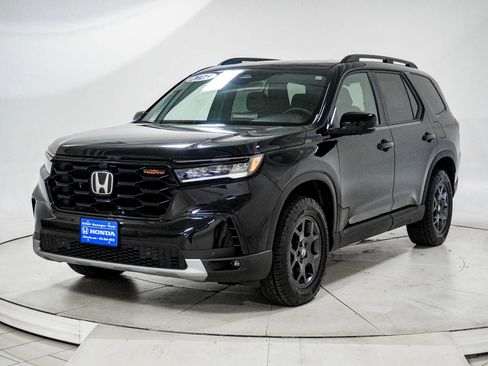 Used 2025 Honda Pilot TrailSport image 3