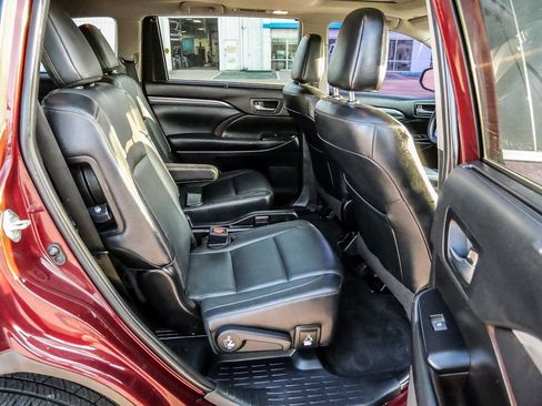 Used 2019 Toyota Highlander Limited w/ Carpet Mat Package (TMS) AWD/4WD image 24