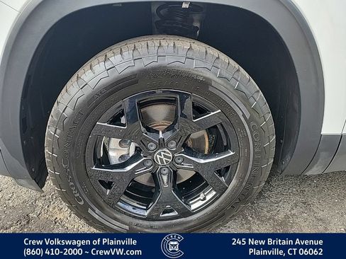 Certified 2024 Volkswagen Atlas Peak Edition SEL AWD/4WD image 17