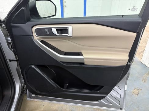 Used 2023 Ford Explorer XLT AWD/4WD image 18