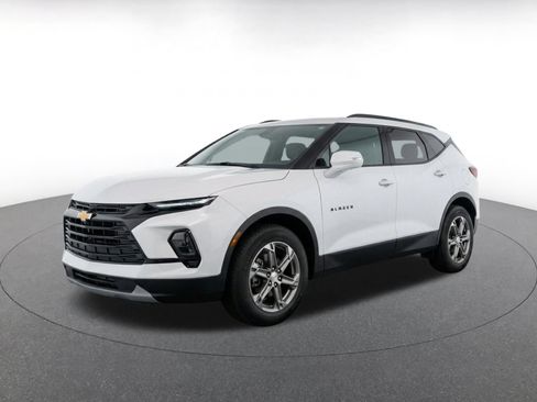 Used 2025 Chevrolet Blazer LT FWD image 3