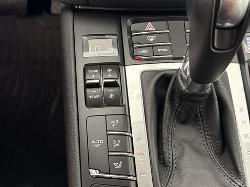 Certified 2021 Porsche Macan AWD/4WD image 17