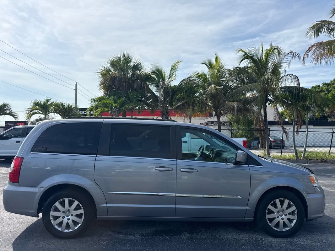 Used 2016 Chrysler Town & Country Touring FWD image 5