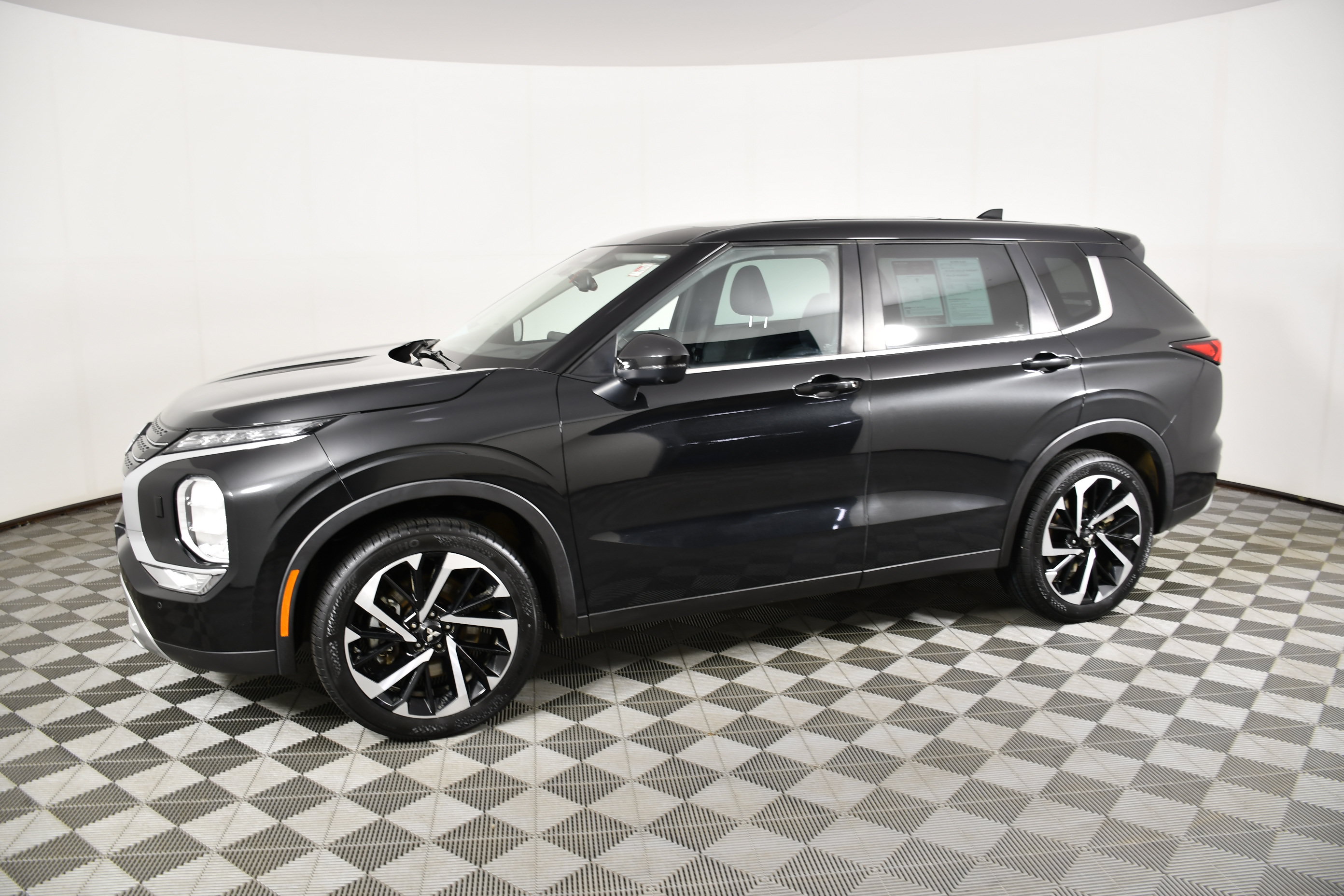 Used 2023 Mitsubishi Outlander SE AWD/4WD image 9