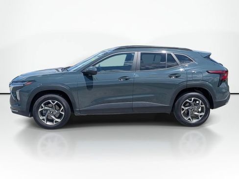 Used 2025 Chevrolet Trax LT FWD image 11